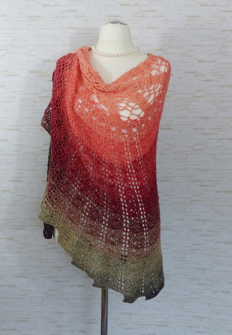 Crochet pattern Hyalma: a beautiful crocheted shawl