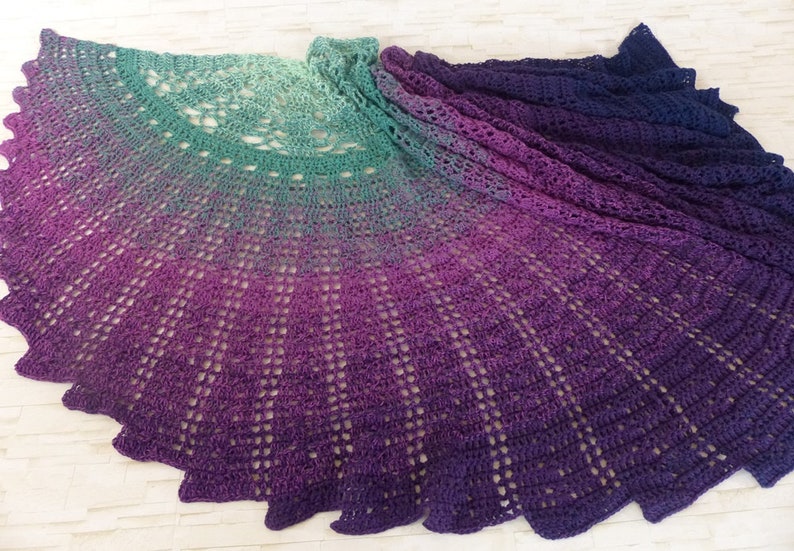 Crochet pattern Hyalma: a beautiful crocheted shawl