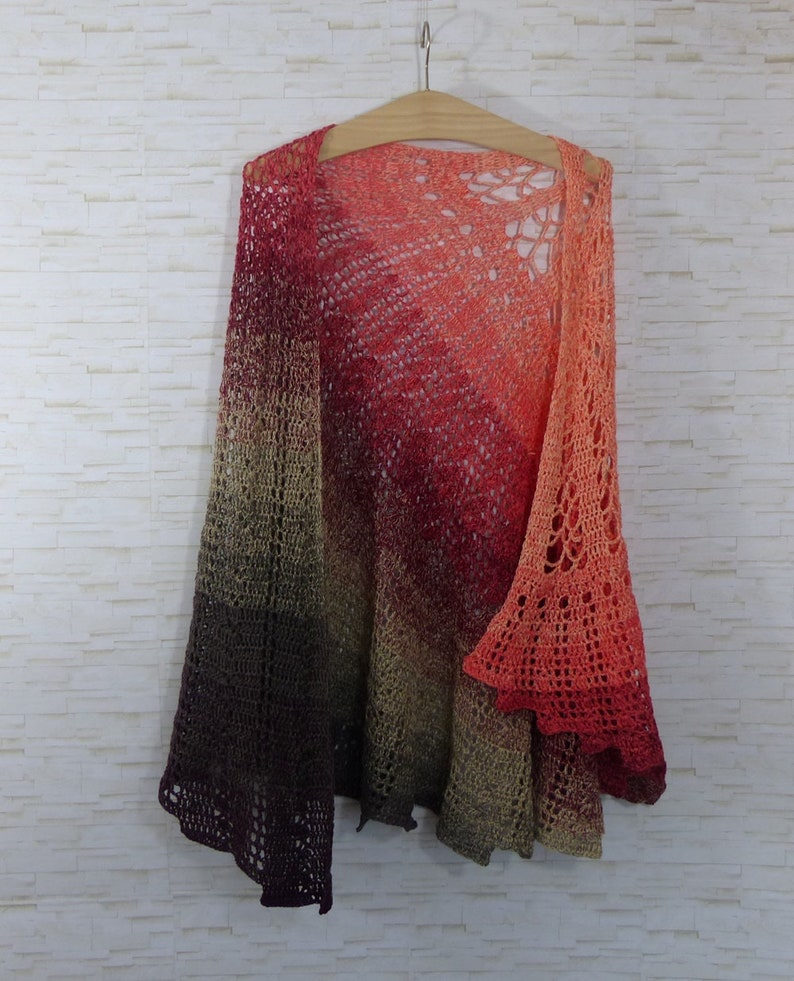 Crochet pattern Hyalma: a beautiful crocheted shawl