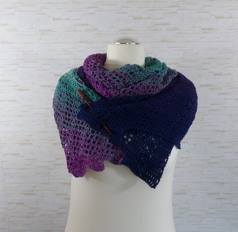 Crochet pattern Hyalma: a beautiful crocheted shawl