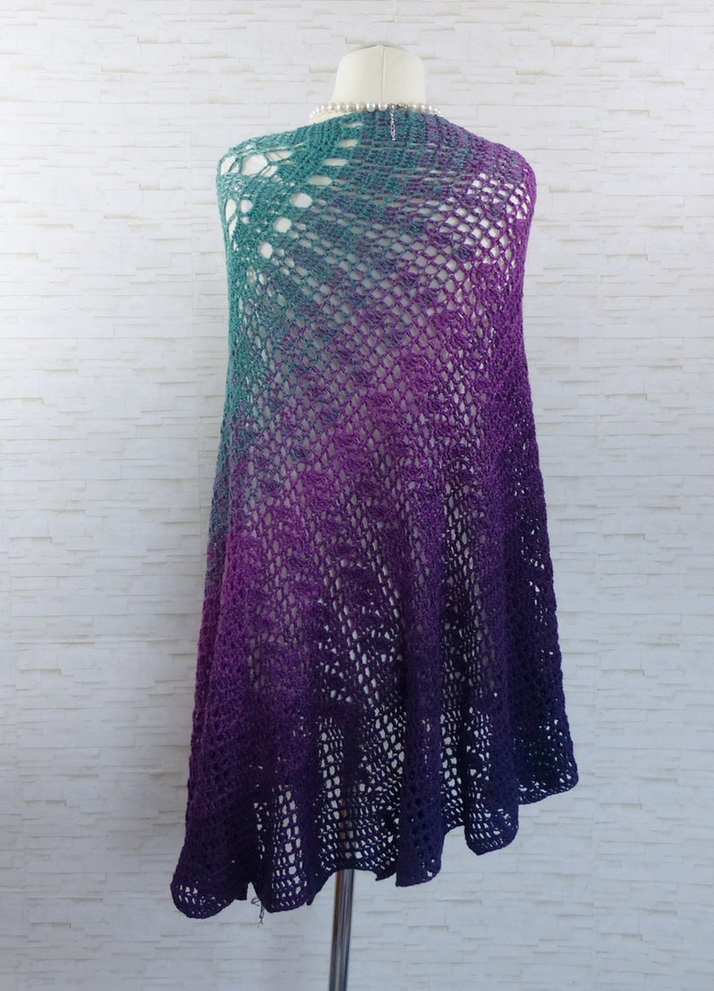 Crochet pattern Hyalma: a beautiful crocheted shawl